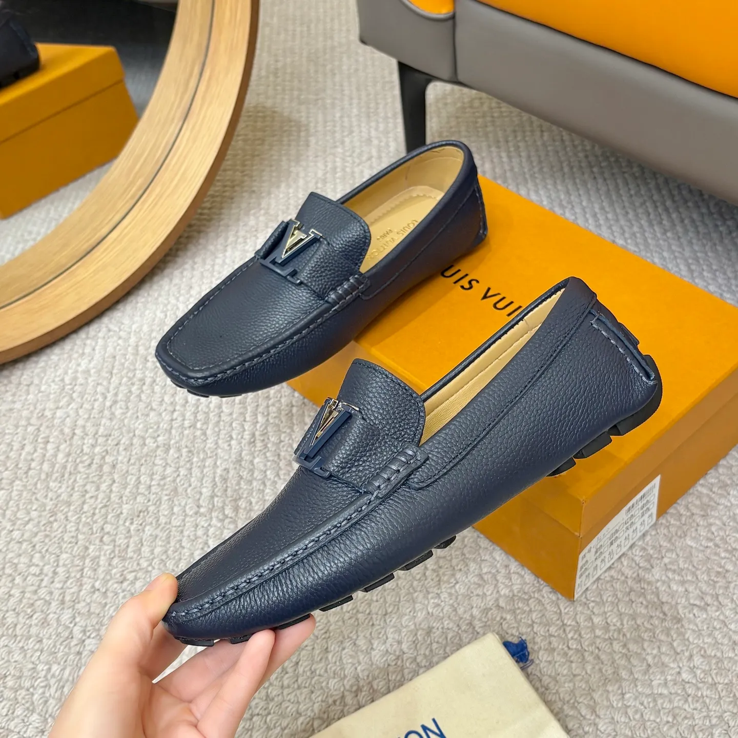 Men's men's shoes 💰420 (Yangli) LV 2⃣️0⃣️2⃣️5️⃣Spring and summer counter GLORIA series models ✈️Original factory special leather production, original last type. A classic driving slip-on casual shoe that shows an elegant style with exquisite craftsmanship details such as Monogram embossing all over the upper🌀Italian imported calfskin fabric Sheepskin foot pads➕Inside～Private mold replica sole Unique style Comfortable driving slip-on Size: 4-12 (38-46) Comes with [Counter packaging: original box, wrapping paper, card, instruction manual, shoehorn, cloth bag] No pressure to enter and leave the counter!